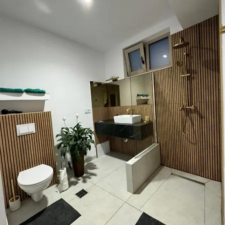公寓 Gruia Garden *